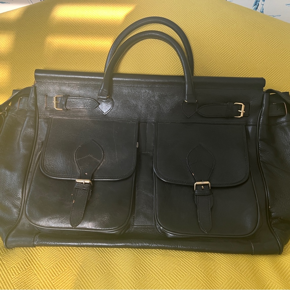 Black Leather Weekender Bag with Structured Design